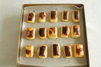 烤到表面焦斑，烤完取出冷凉，微微温即可开动！趁热吃哦！