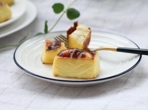 外焦里嫩、香软滑嫩的烤牛奶就完成啦！