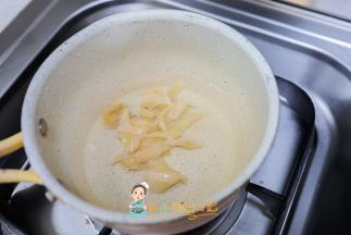 冷水加入鸡肉煮熟捞出