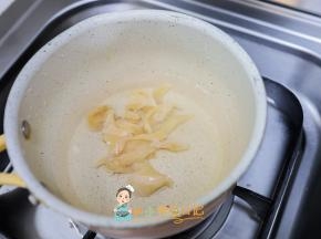 冷水加入鸡肉煮熟捞出