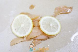 鸡胸肉切碎加柠檬腌渍去腥