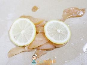 鸡胸肉切碎加柠檬腌渍去腥