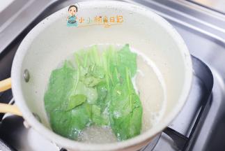 鸡肉煮好以后加入菠菜煮一下可以去除草酸