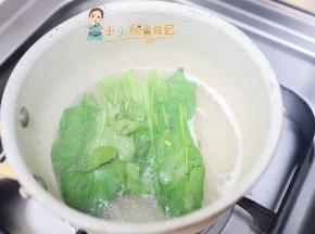 鸡肉煮好以后加入菠菜煮一下可以去除草酸