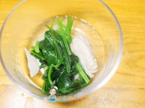鸡肉 菠菜水放入碗里