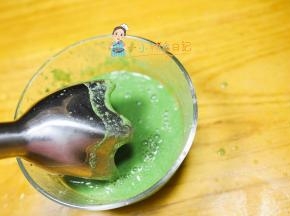 料理棒打成细腻的泥就可以了 一定要混合高铁米粉调成稠一点的糊再给孩子吃哦