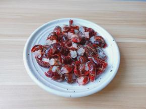 用牙刷给龙虾刷干净，去除虾线与虾头。