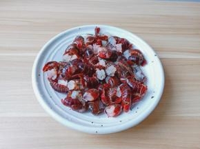 用牙刷给龙虾刷干净，去除虾线与虾头。