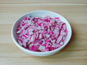 洋葱去除最外面的一层外皮再切成小丁。