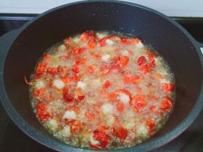 龙虾炸成红色捞出控油。