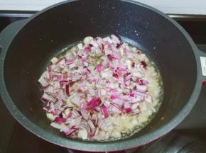 锅里留一点底油，放入洋葱爆炒。