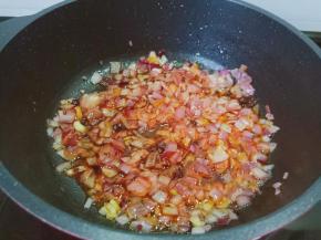 把辣椒酱炒香。