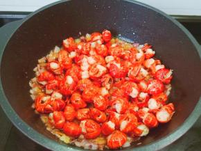 下入炸好的龙虾尾。