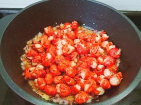 下入炸好的龙虾尾。