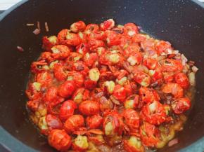 开大火炒至龙虾入味。