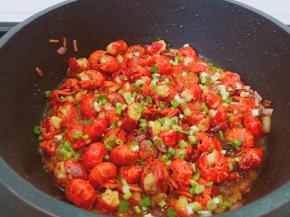 起锅前撒点葱花即可出锅。