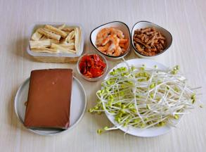 准备食材，腐竹提前冷水泡发，虾与鸭肠我是做了其它两个菜，所以用的是熟的。