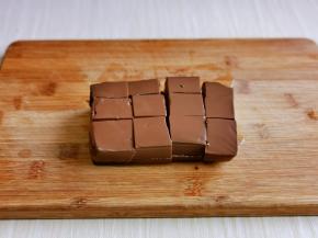 鸭血冷水冲洗再切块，切片切块根据个人喜好来。