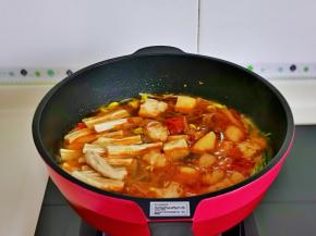 再加入腐竹，油泡烧开。