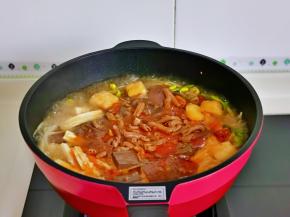 加入鸭血，鸭肠。