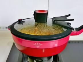 盖上马克西姆微压锅盖子烧开后转小火煮5分钟。