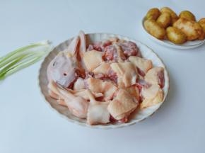 新鲜的鸭肉切成小块。