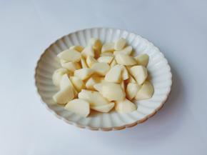 土豆切成大一点的滚刀块状。