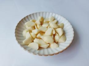 土豆切成大一点的滚刀块状。