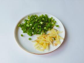 生姜葱分别切好备用。