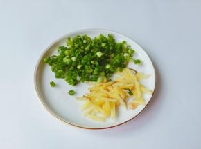 生姜葱分别切好备用。