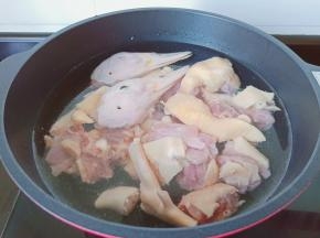 锅里加适量的清水，放入鸭块。