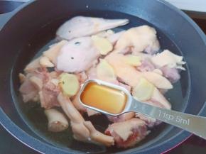 加上生姜片与料酒。