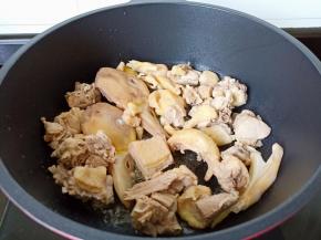 炒锅里烧热注入食用油，放入生姜、蒜片、八角、桂皮等炸出香味放入鸭肉翻炒。