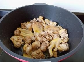 把鸭肉不停地翻炒至表皮微黄。