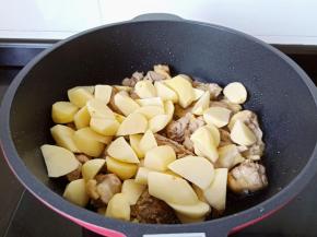 加入土豆块翻炒片刻。