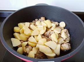 加入土豆块翻炒片刻。