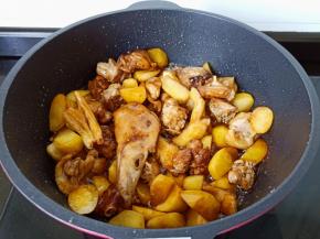 加入老抽调色。