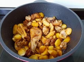 加入老抽调色。