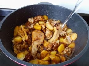 加入适量的清水。