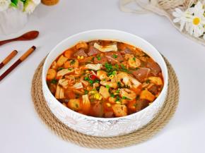 盛出装入器具中，撒上葱花。