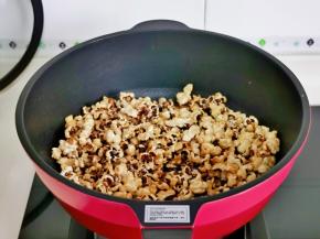 再倒入爆米花，快速翻炒。