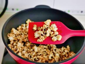 颜色变身，每颗爆米花都裹上焦糖。