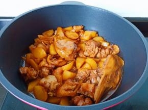 待汤汁差不多时开大火收汁。