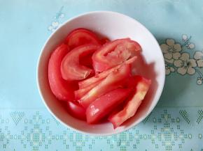 番茄洗干净切片。