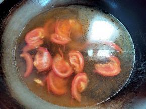 倒入适量水，我这是两顿的汤，加了六碗水。盖上，大火煮开，转中火再煮两三分钟。