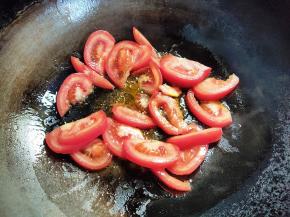 锅烧热，倒入少量油，下番茄煸炒至油变红色。因为是煮汤，不需要很多油，平常炒菜一半的油就好了。