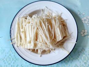 金针菇洗干净，切去根部。