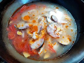 开盖，转小火，先将姜片入锅，接着用筷子将鱼块一块块下锅。然后转中火。加半勺盐，一汤匙醋或适量番茄酱，稍微拌匀一下，尝下味，不够再调整。