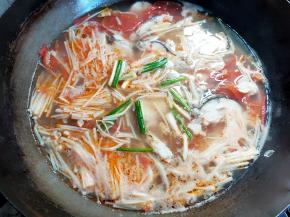 撒葱段，然后关火，就可以了。