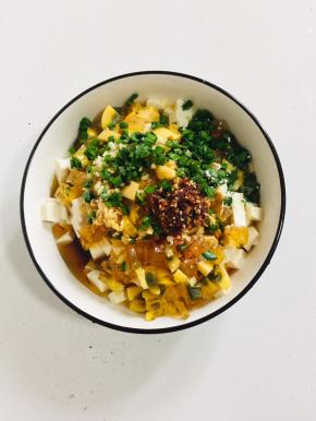 碗中放入蒜末，韭菜末，1勺盐，1勺鸡精，一勺生抽，一勺香油，少许花椒油，一勺辣椒油